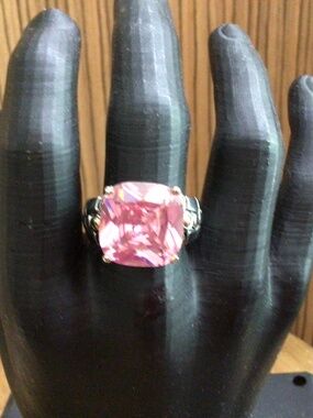 Pink rhinestone ring with Silvertone scrolling. Size 10.